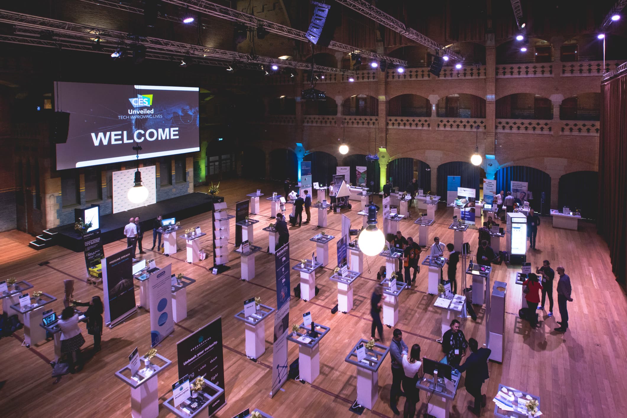 Overzichtsfoto van de exposanten van CES Unveiled in de Beurs van Berlage